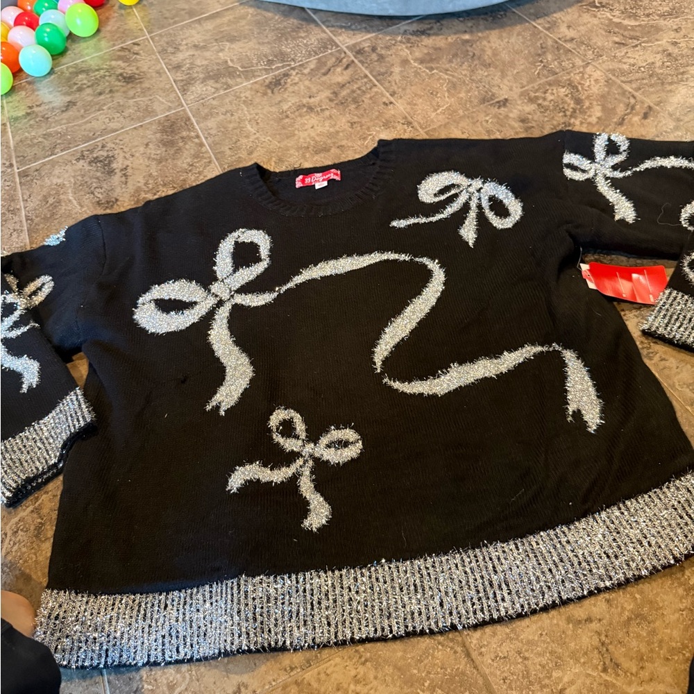 🥪Adult silver tinsel and black Bow double sided Sweater with snag see images